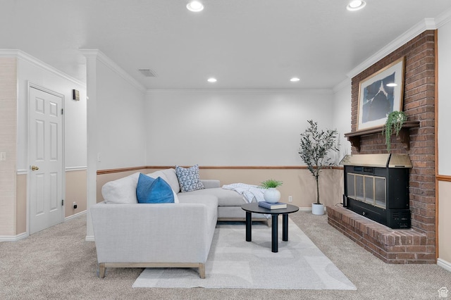 living area with visible vents, baseboards, crown molding, and carpet