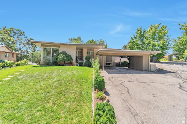 view of front of property featuring a carport and a front lawn