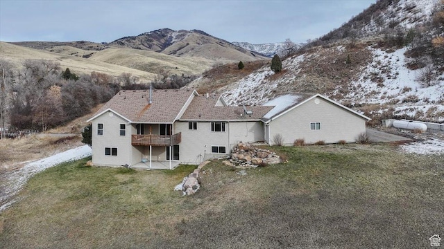 birds eye view of property featuring a mountain view