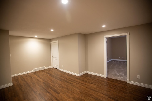 spare room featuring recessed lighting, visible vents, dark wood finished floors, and baseboards