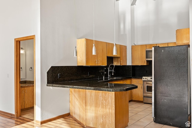 515 Saddle View Way Unit 23, Park City, UT 84060 - kitchen featuring light tile patterned flooring, sink, appliances with stainless steel finishes, kitchen peninsula, and decorative backsplash