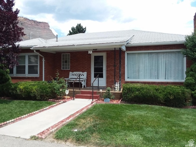single story home featuring a front yard
