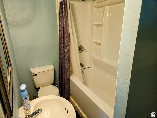 928 Monroe St, Montpelier, ID 83254 - full bathroom featuring sink, shower / bath combination with curtain, and toilet