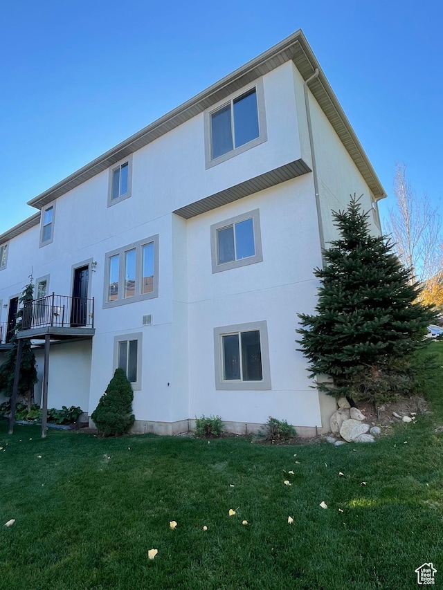 909 E Rosebud Ct, Draper, UT 84020 - back of property featuring a yard