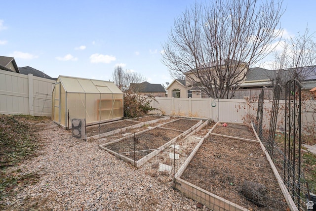 view of yard featuring an outdoor structure