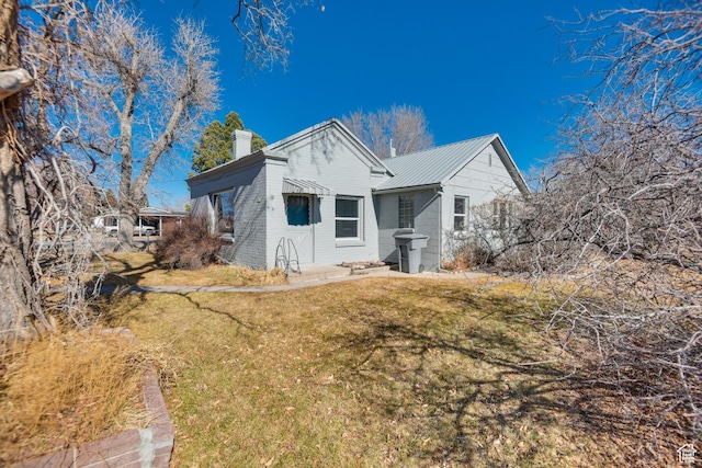 view of side of property featuring a lawn