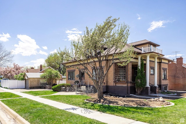 390 E Center St, Spanish Fork, UT 84660 - view of front of property featuring a balcony and a front yard