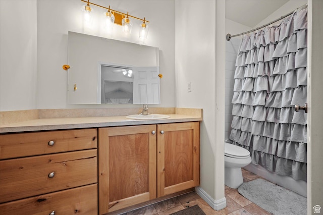 bathroom featuring a shower with curtain, vanity, and toilet