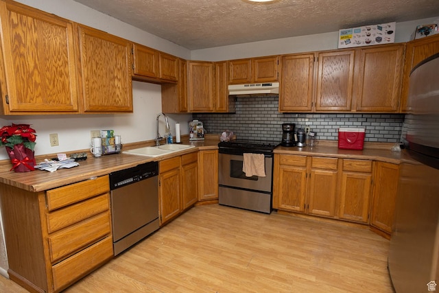 1904 N Rocky Ford Rd, Sigurd, UT 84657 - kitchen with stainless steel appliances, light hardwood / wood-style floors, sink, and decorative backsplash