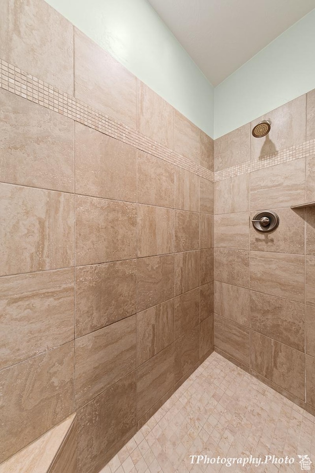 bathroom featuring tiled shower