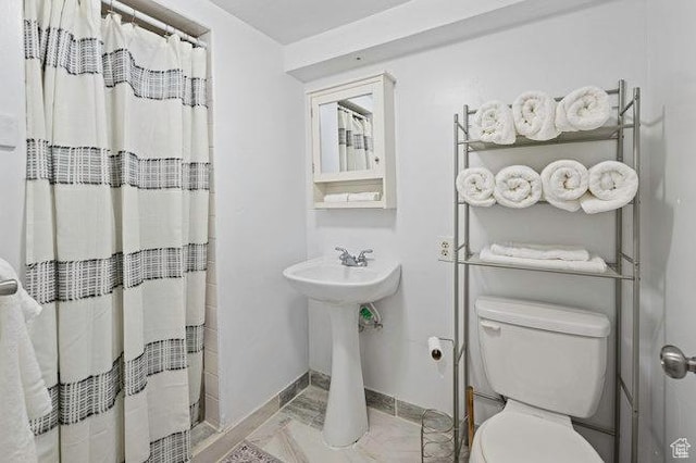 575 N 300 E, Tremonton, UT 84337 - full bath featuring baseboards, toilet, and a shower with curtain