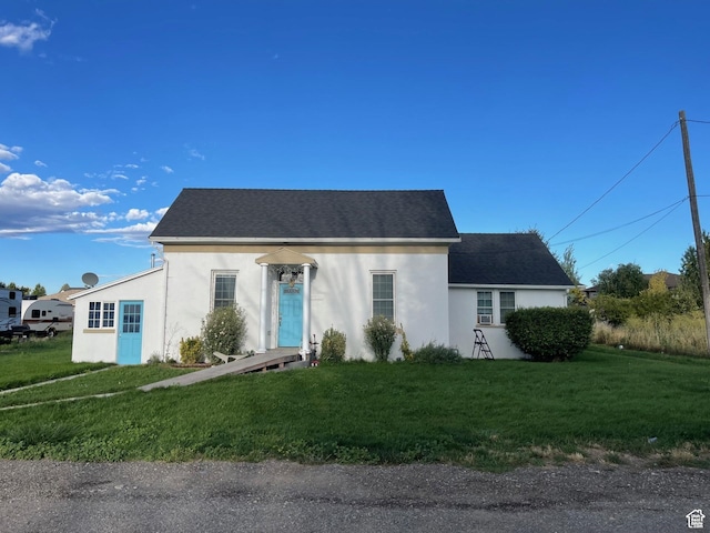 view of front facade featuring a front yard