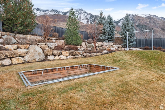 view of yard featuring a mountain view