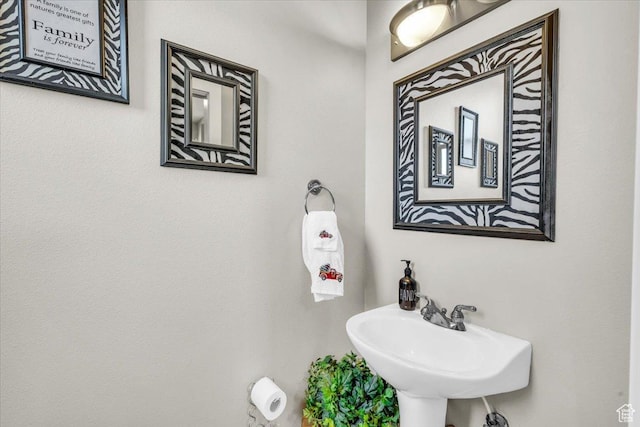 bathroom featuring sink