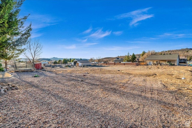 view of yard featuring a mountain view