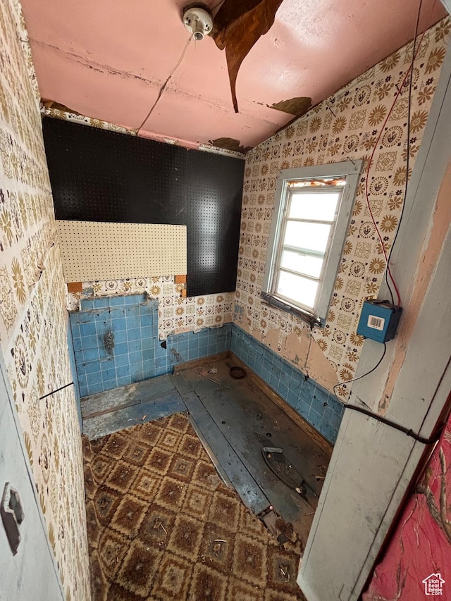 353 S 9th St, Montpelier, ID 83254 - bathroom with wallpapered walls