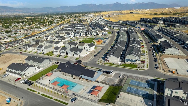 birds eye view of property featuring a mountain view