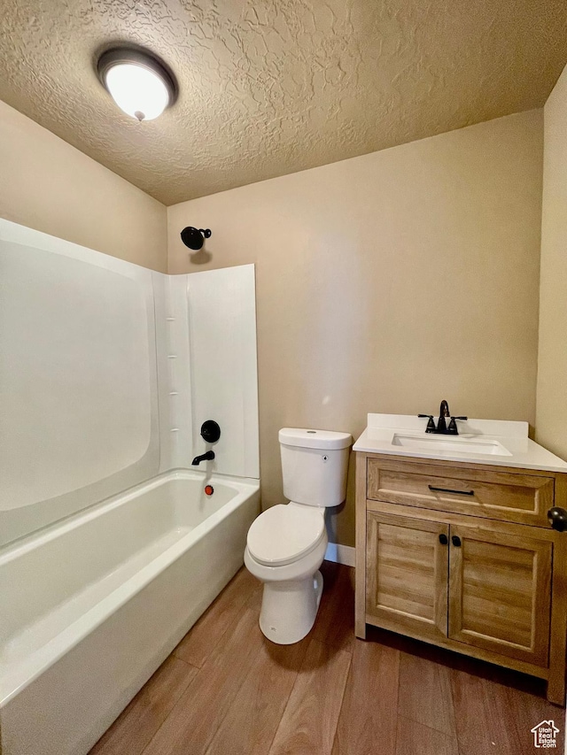 255 W Main St, Mount Pleasant, UT 84647 - bathroom with wood finished floors, vanity, tub / shower combination, and a textured ceiling