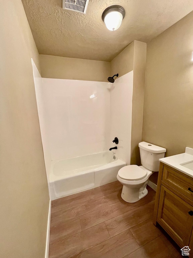 255 W Main St, Mount Pleasant, UT 84647 - bathroom with vanity, bathtub / shower combination, wood finished floors, and a textured ceiling