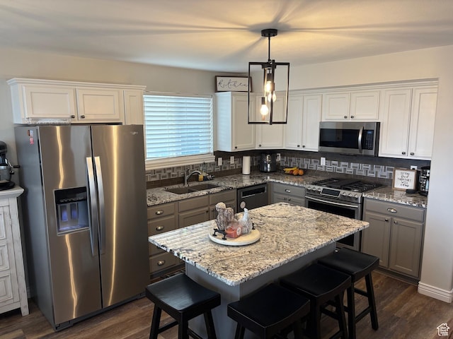 840 N Great View Dr E, Morgan, UT 84050 - kitchen with appliances with stainless steel finishes, a sink, dark wood-style flooring, and a kitchen bar