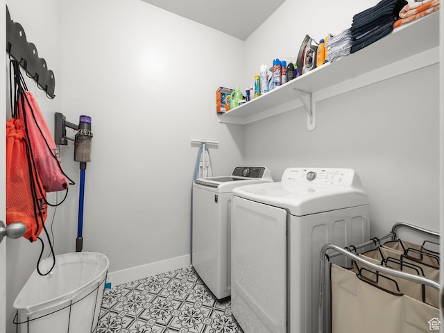 laundry room with laundry area, baseboards, and independent washer and dryer