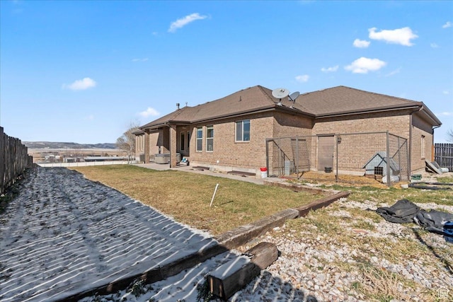 back of house featuring a lawn