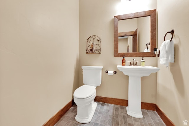 9284 E Tree Top Cir Unit 856, Heber City, UT 84032 - bathroom featuring toilet, baseboards, and a sink