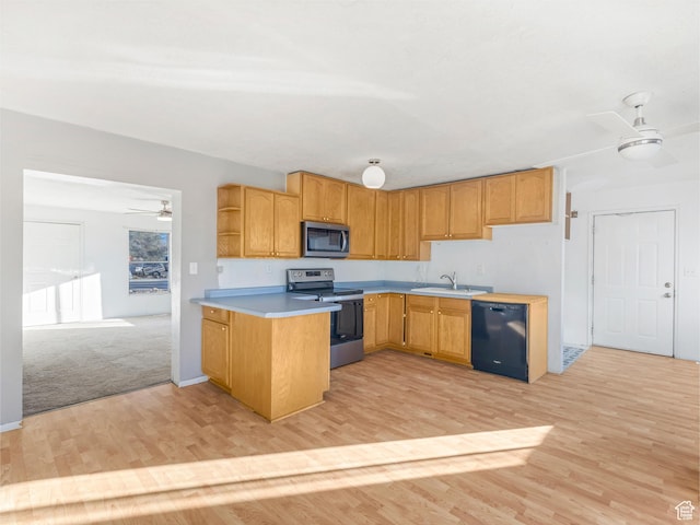 kitchen with sink, light hardwood / wood-style flooring, ceiling fan, appliances with stainless steel finishes, and kitchen peninsula