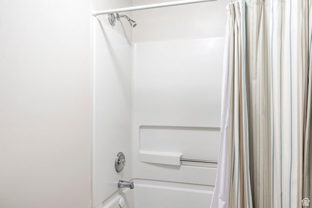 bathroom featuring shower / bath combo