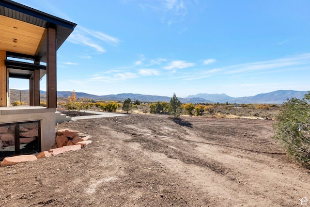 view of yard with a mountain view