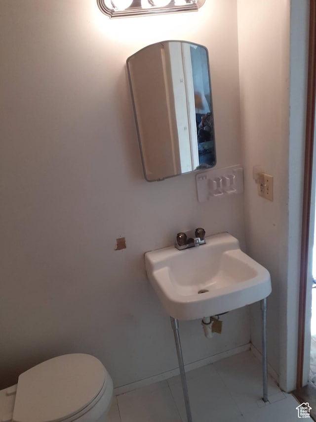 bathroom featuring a sink and toilet