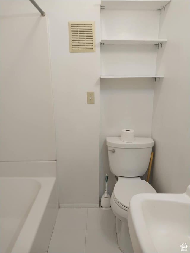bathroom with tile patterned flooring, visible vents, toilet, a sink, and a bathtub