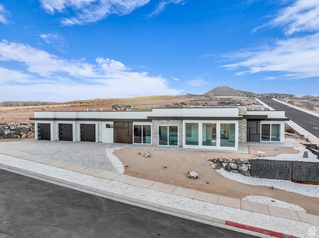 view of front facade featuring a mountain view and a garage
