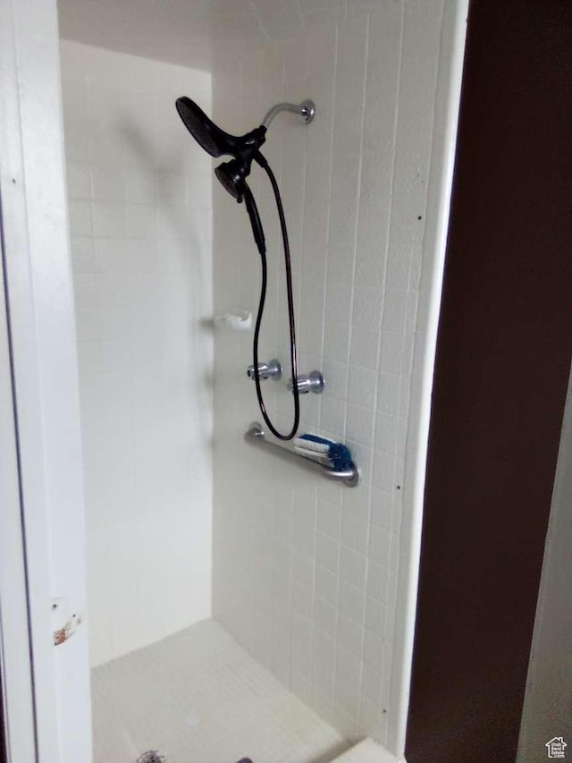 bathroom featuring a tile shower