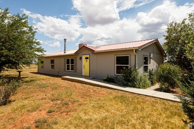 1361 S Roadrunner Cir, Kanab, UT 84741 - view of front of property with a front lawn