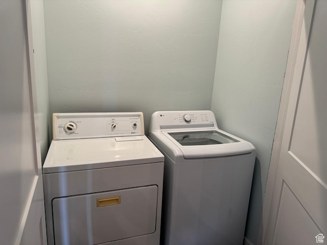 205 W 400 S, Ephraim, UT 84627 - washroom with washing machine and dryer