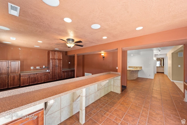 welcome area with ceiling fan