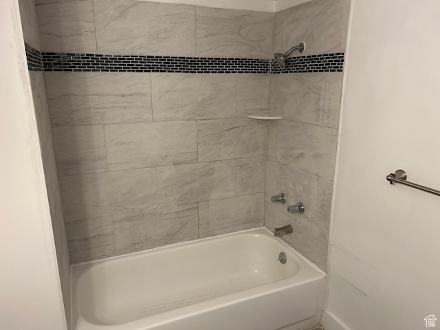 bathroom with tiled shower / bath