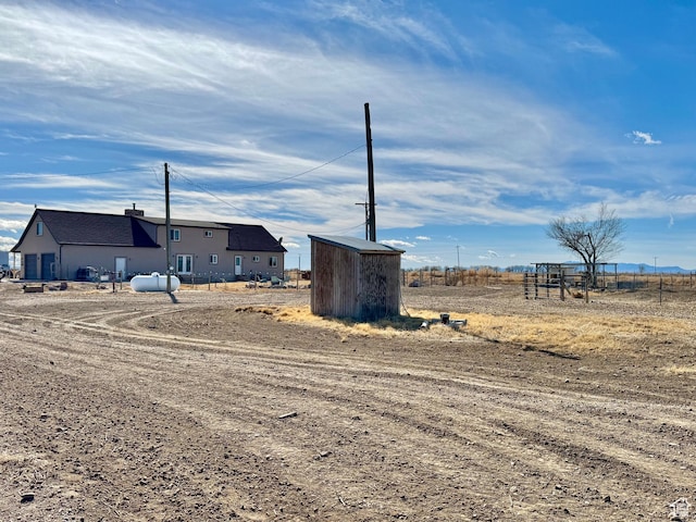 view of yard featuring an outdoor structure and a shed