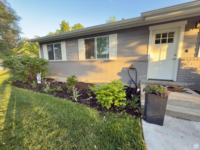 1460 E Amalfi Ave, Sandy, UT 84093 - view of front of property featuring brick siding and a front lawn