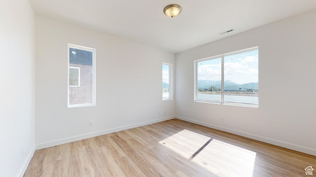 1266 S Sawmill Blvd Unit 3-303, Heber City, UT 84032 - empty room featuring light hardwood / wood-style flooring and a mountain view