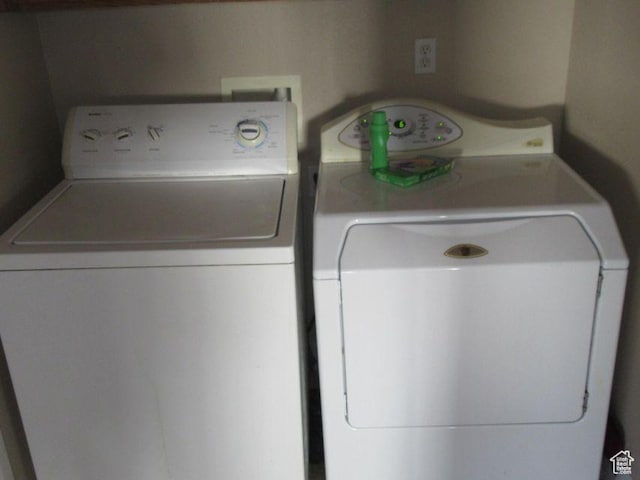 laundry room with washing machine and dryer
