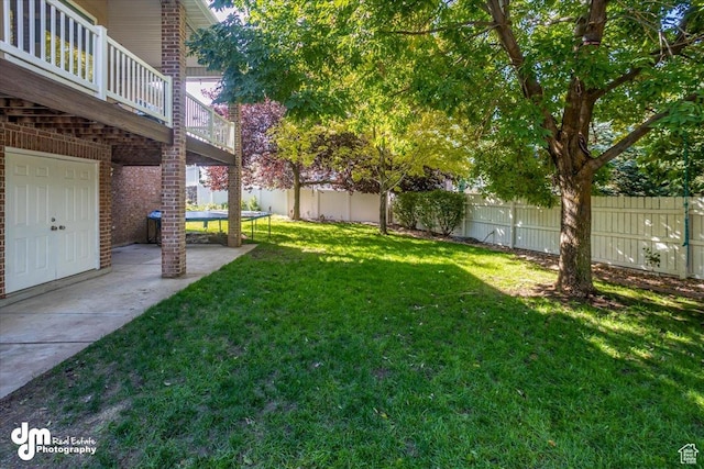 view of yard featuring a trampoline
