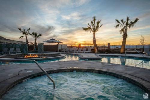 334 N 2020 W, Hurricane, UT 84737 - pool at dusk with a community hot tub