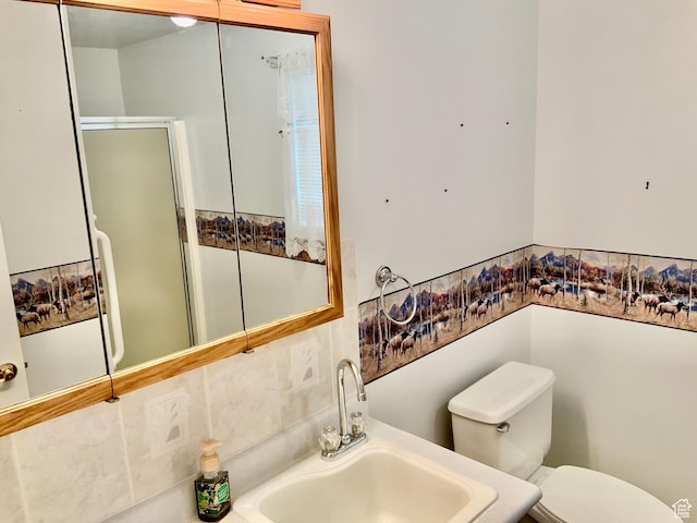 bathroom featuring sink, toilet, and decorative backsplash
