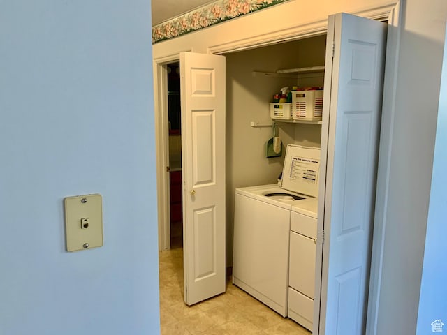 washroom featuring washing machine and clothes dryer