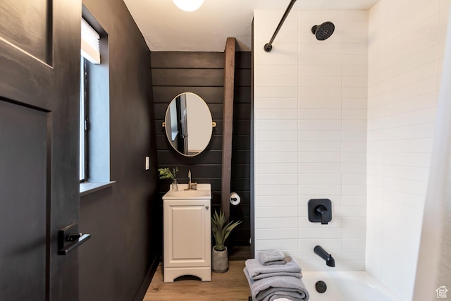 10481 E Spring Creek Dr Unit 722, Heber City, UT 84032 - bathroom featuring tiled shower / bath combo, vanity, and hardwood / wood-style floors