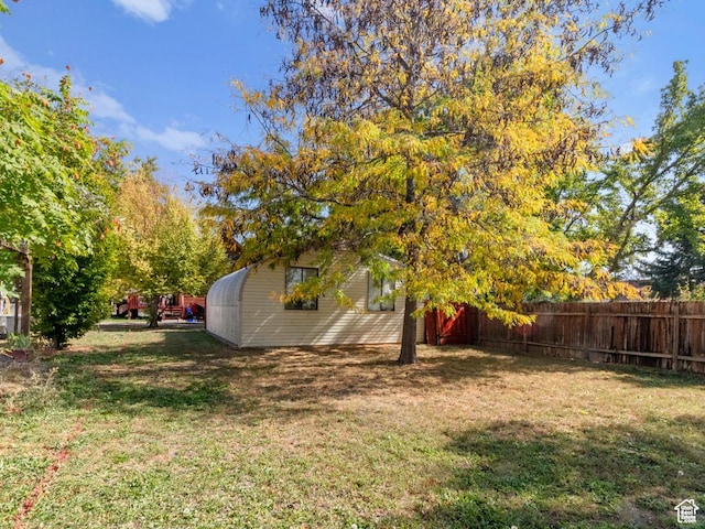 view of yard featuring fence