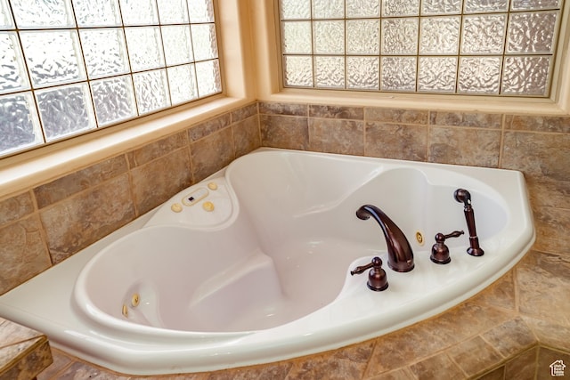 865 Seminole Way S, Washington, UT 84780 - bathroom featuring a whirlpool tub