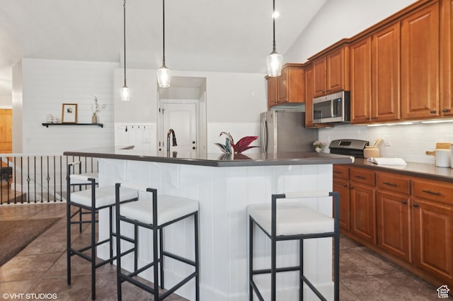 672 W 1900 S, Syracuse, UT 84075 - kitchen featuring a breakfast bar, dark countertops, stainless steel appliances, decorative backsplash, and lofted ceiling
